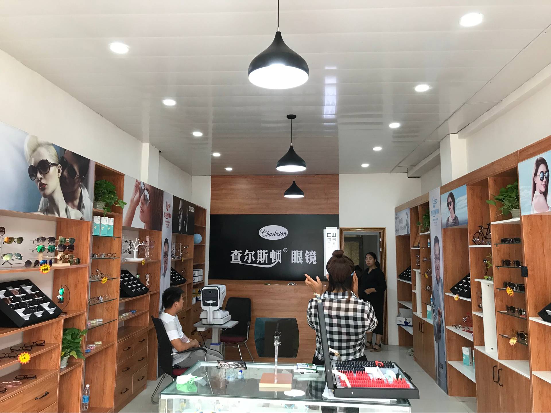 查尔斯顿眼镜店风采-河北加盟店